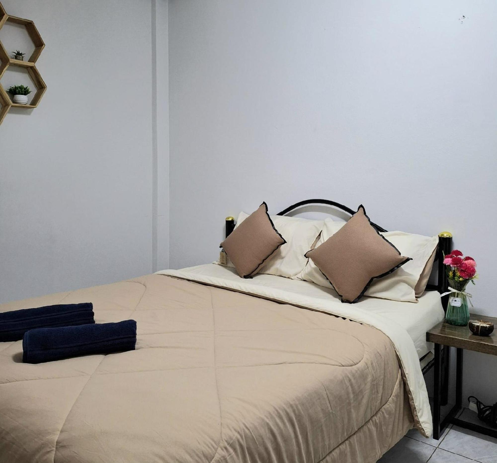 Jungle Cafe And Guesthouse 班武里府 外观 照片